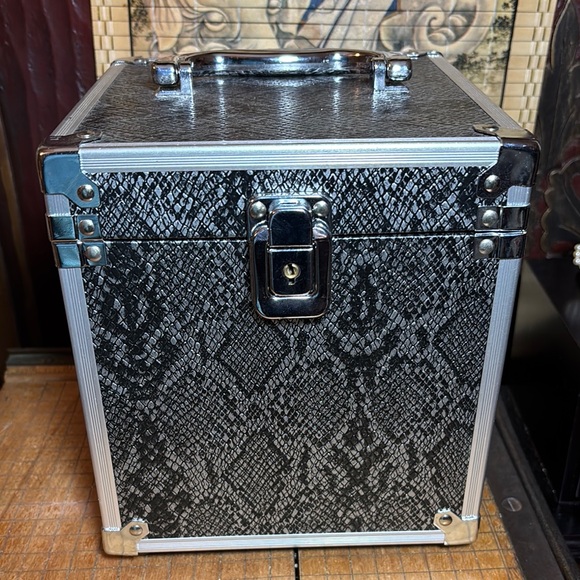 Black Silver Snake Skin Reptile Makeup Hair Tools Carrier Case 8.5”Hx7.5”Dx7”L - Picture 1 of 10